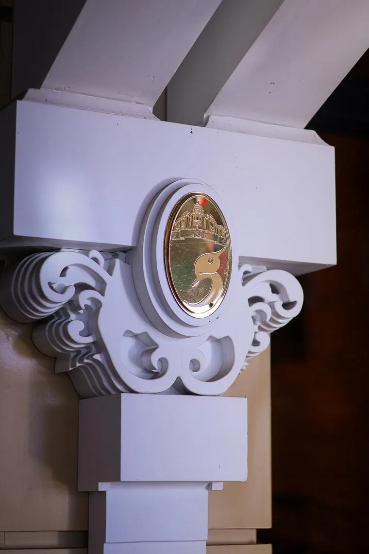 Detalhe da decoração da casa, com o medalhão dourado da Choperia Pinguim