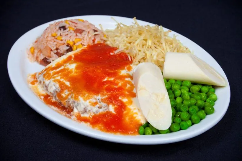 Prato Filé à Fazendeiro: filé empanado com molhos, arroz, palmito e ervilha