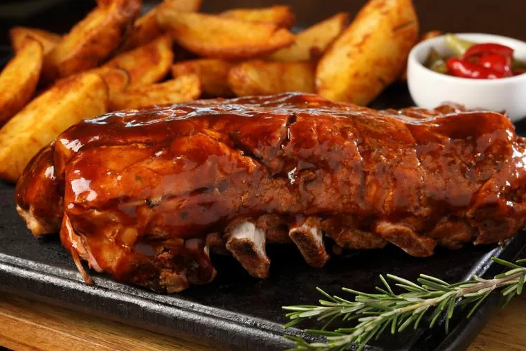 Porção de costela com batata frita e anéis de cebola