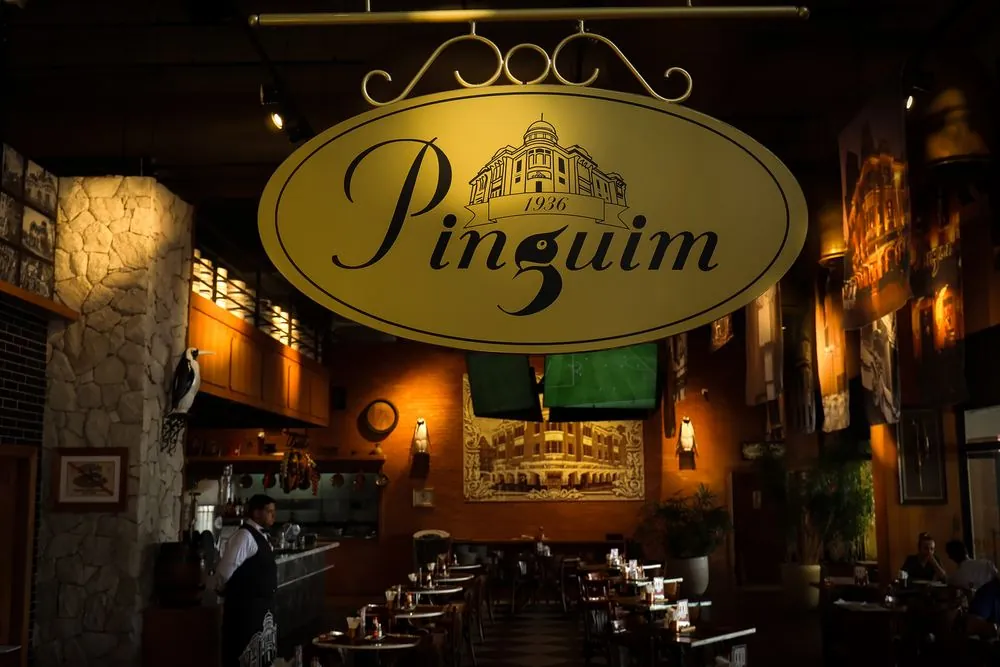 Ambiente e salão da Choperia Pinguim em Pindamonhangaba